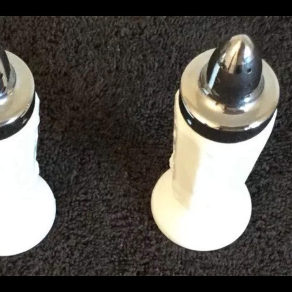 WESTMORELAND White Milk Glass Salt/Pepper shakers - Picture 7 of 7